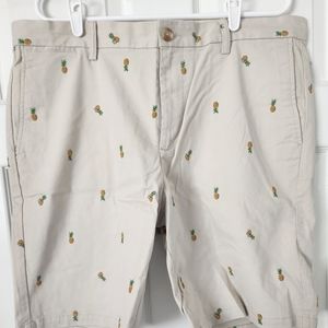 Old Navy mens shorts size 38. Tan w/ pineapples